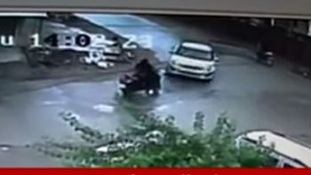 video: absurdo choque entre auto y moto video: absurdo choque entre auto y moto