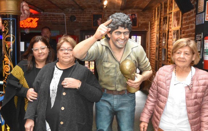 Las hermanas de Diego Maradona visitaron el bar temático que lo homenajea