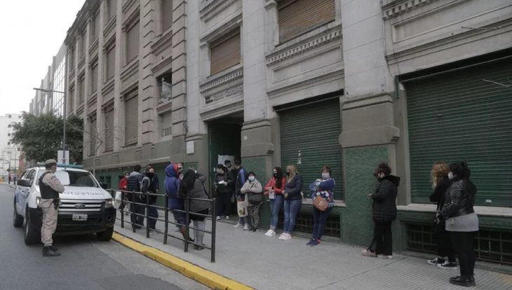 Una mujer de 80 años murió mientras hacía la fila para votar