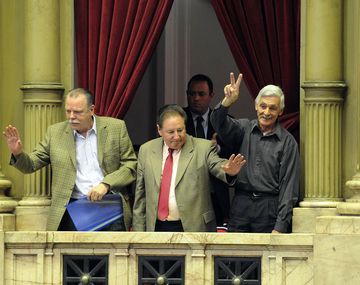 Tres miembros del Operativo Cóndor saludan en la Cámara de Diputados durante un homenaje en 2012.