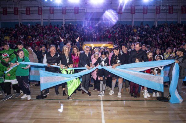 En una fiesta multitudinaria, Julio Zamora inauguró el Microestadio Municipal Ciudad de Benavídez