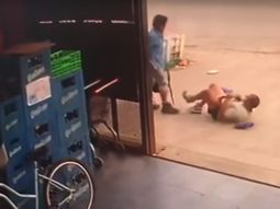 VIDEO: Discutió con un hombre y lo atacó a machetazos