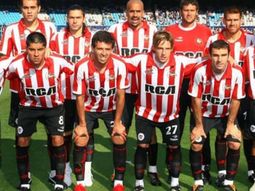 Jugó en River, Estudiantes y en la Premier League, pero en la actualidad adiestra halcones. Jugó en River, Estudiantes y en la Premier League, pero en la actualidad adiestra halcones.