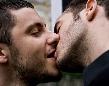 La comunidad homosexual organiza una besada masiva