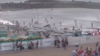 rige el alerta amarilla en la costa: un fuerte temporal causo destrozos en mar del plata rige el alerta amarilla en la costa: un fuerte temporal causo destrozos en mar del plata