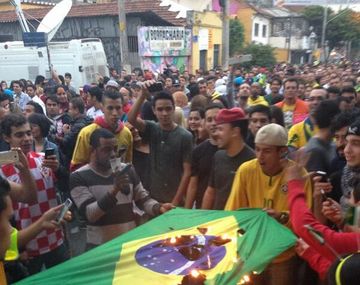 Brasileros quemaron la bandera y dejaron el estadio