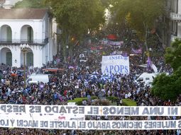 Miles de mujeres se acercan al Congreso por la marcha