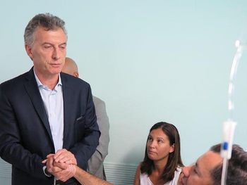 Mauricio Macri con Maximiliano Russo, uno de los policías heridos