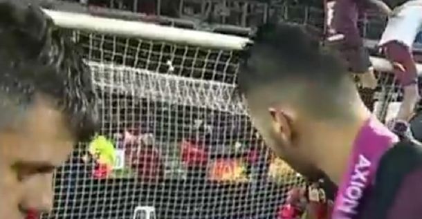 ¡No, la medalla, la c...de mi madre!, la perlita en la fiesta del campeón