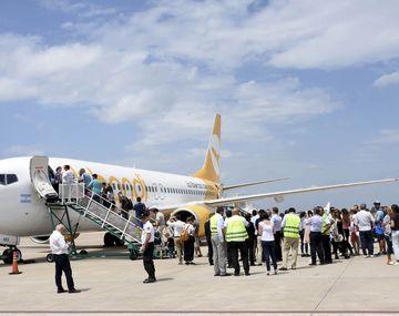 Agradecemos tu paciencia: Flybondi mandó las valijas de sus pasajeros en un camión