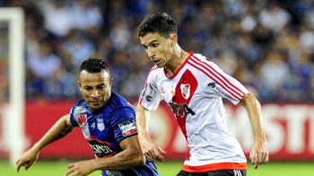 El mediocampista de River, luchando la pelota en Ecuador por la Libertadores El mediocampista de River, luchando la pelota en Ecuador por la Libertadores
