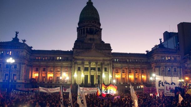 Imagen de las afueras del Congreso en la noche del 15 de julio de 2010 cuando la ley de matrimonio igualitario se aprobaba en el Senado