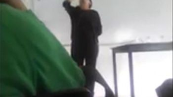 una profesora ensena a tomar tequila en clase una profesora ensena a tomar tequila en clase