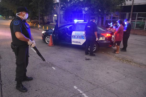 Personal de la Polic&iacute;a Federal Argentina realiza controles de cumplimiento de la cuarentena por coronavirus en Rosario