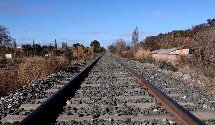 Salió a bailar y se despertó sin piernas en la vía del tren