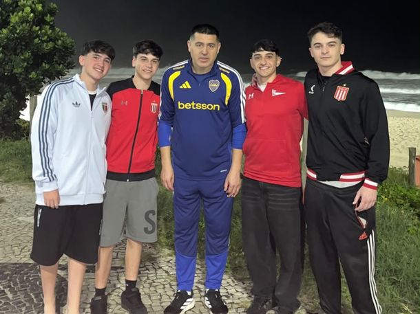 Riquelme paseó por las playas de Río de Janeiro: se encontró con hinchas de Estudiantes
