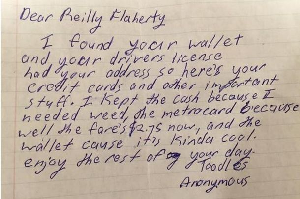 Un hombre perdió su billetera y un extraño le devolvió los papeles con una curiosa nota