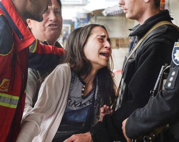 Las desgarradoras imágenes de una mujer ucraniana tras un bombardeo ruso.