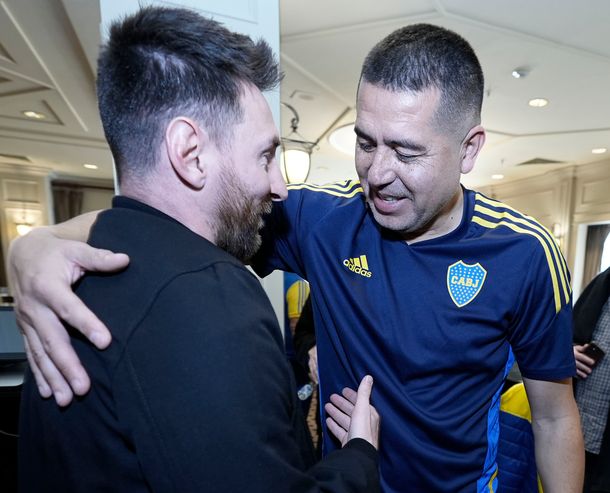 Messi llegó a Buenos Aires y fue recibido por Juan Román Riquelme en la Bombonera