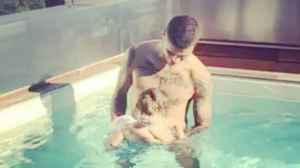 El video de Mauro Icardi haciendo nadar a su hija que generó polémica
