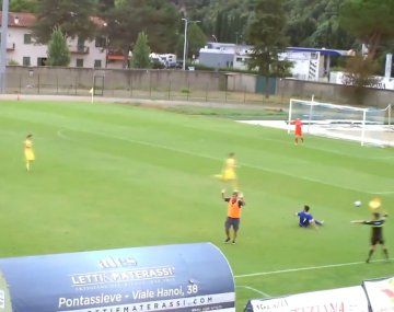 Un DT entró a la cancha y pegó una patada para evitar una contra