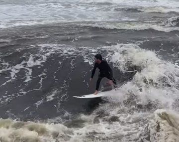 El video de un surfista dominando una ola estática que se volvió viral