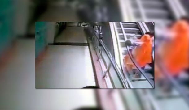 VIDEO: Una beba murió al caer de los brazos de su mamá en una escalera mecánica