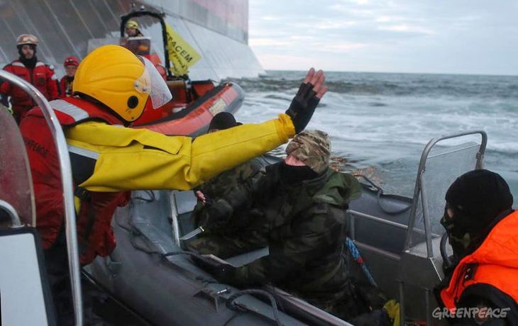 Impiden salir de Rusia a los activistas de Greenpeace
