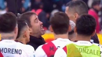 Chacho Coudet, descontrolado contra Yael Falcón Pérez tras la derrota de River Chacho Coudet, descontrolado contra Yael Falcón Pérez tras la derrota de River