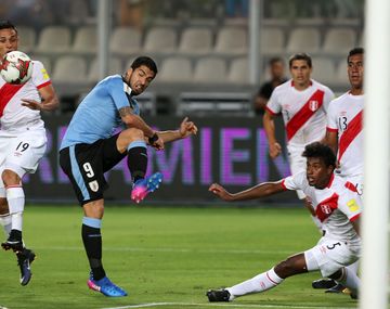 Luis Suárez volvió en Uruguay ante Perú en Lima