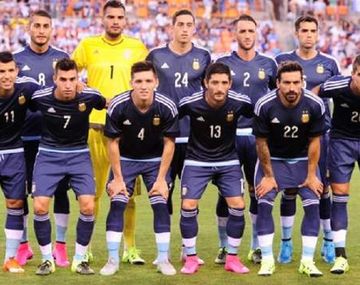 El defensor, antes de un amistoso con la Selección frente a Bolivia en 2015
