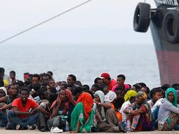 hallan al menos 13 muertos en un buque que trasladaba a unos 522 inmigrantes hallan al menos 13 muertos en un buque que trasladaba a unos 522 inmigrantes