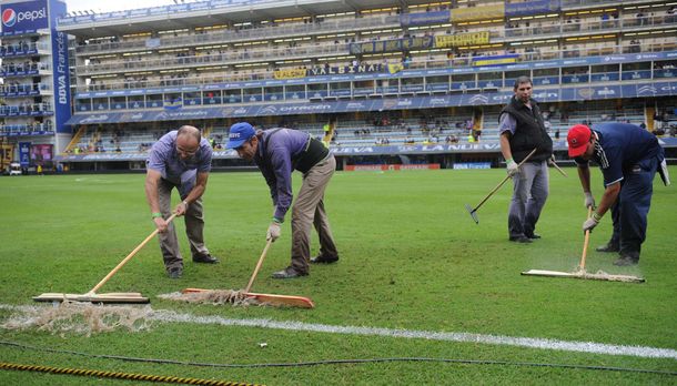 Pese a la lluvia y los charcos en la Bombonera, el Superclásico se juega