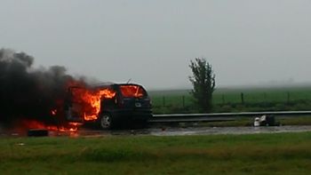 dos turistas murieron calcinados tras chocar en la autopista rosario-cordoba dos turistas murieron calcinados tras chocar en la autopista rosario-cordoba