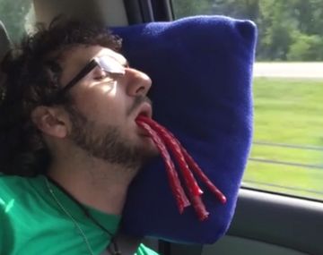 Se durmió y sus amigos le hicieron una broma