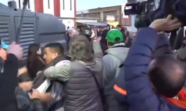 Tensión y primeros incidentes en el acto de Javier Milei en Moreno: piñas entre libertarios y manifestantes