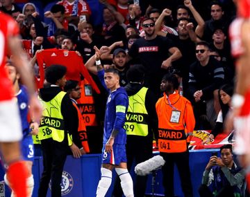 Hostil recibimiento a Enzo Fernández: agresión de hinchas del Benfica en su regreso por la Champions