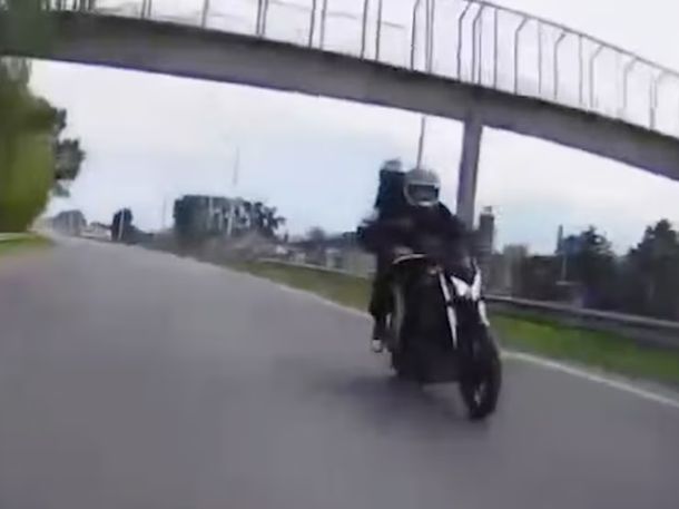 La cámara trasera registró que los delincuentes perseguían a la víctima desde varios kilómetros.