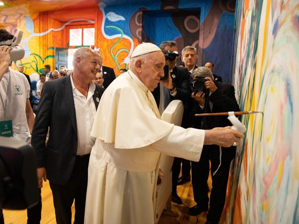 El Papa Francisco dio la pincelada final al mural que plasma la visión de los jóvenes sobre el mundo