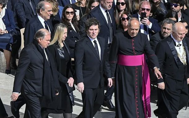 Tras el papelón y las exequias del papa Francisco, Javier Milei emprendió el retorno al país