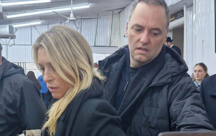 Manuel Adorni con su esposa Bettina Angeletti en Nueva York. Foto gentileza: Radio Jai