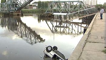 quiso estacionar y ¡mira como quedo el auto! quiso estacionar y ¡mira como quedo el auto!