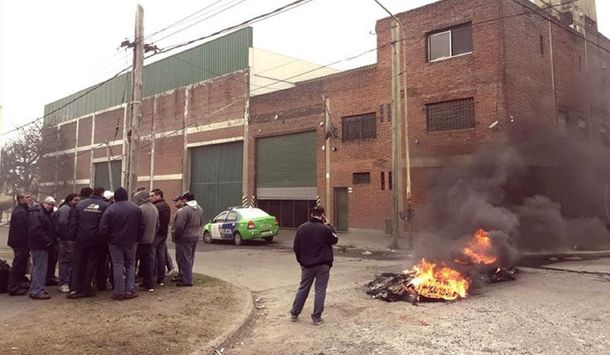 Despidos, tiros y amenazas en una papelera de La Matanza