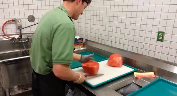 VIDEO: ¿Cómo hacer para cortar una sandía entera en 30 segundos?