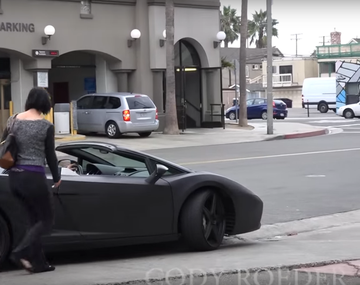 Le pidieron el teléfono