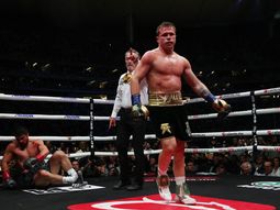 Canelo no pudo noquear en su regreso a México pero ganó en tarjetas