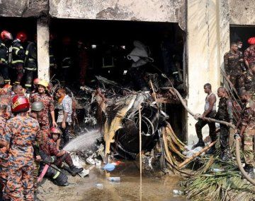 Tragedia en Bangladesh: un avión militar se estrelló contra un colegio y dejó al menos 27 muertos