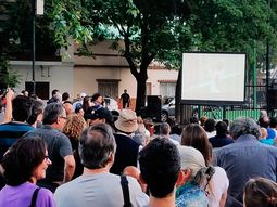 Los vecinos de Parque Chas vieron el Clásico en una plaza