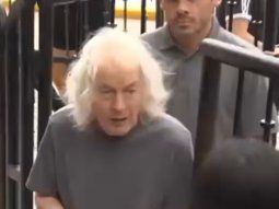 Angus Young de AC/DC sorprendió a los fanáticos en Buenos Aires: salió del hotel y firmó autógrafos