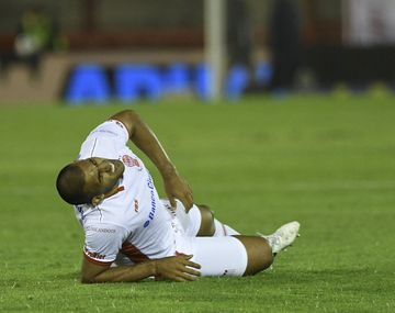 Wanchope Ábila se retuerce de dolor